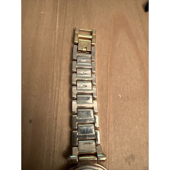 Generic Mother Of Pearl Gold Tone Ladies Watch New Battery - Picture 6 of 9